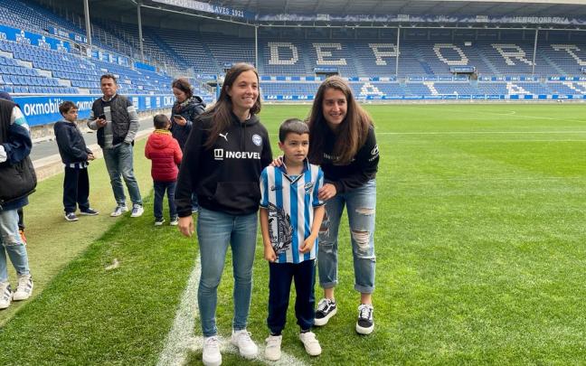 Aficionados del Alavés visitan Mendizorrotza. Foto: Ayuntamiento de Gasteiz