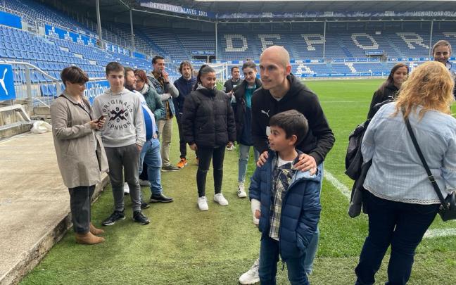Aficionados del Alavés visitan Mendizorrotza. Foto: Ayuntamiento de Gasteiz