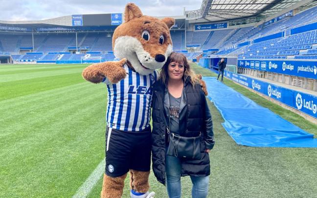 Aficionados del Alavés visitan Mendizorrotza. Foto: Ayuntamiento de Gasteiz