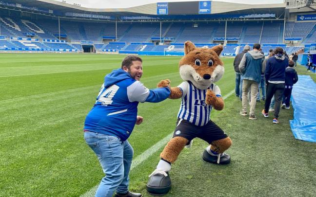Aficionados del Alavés visitan Mendizorrotza. Foto: Ayuntamiento de Gasteiz