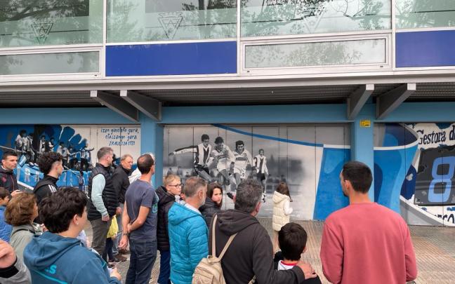 Aficionados del Alavés visitan Mendizorrotza. Foto: Ayuntamiento de Gasteiz