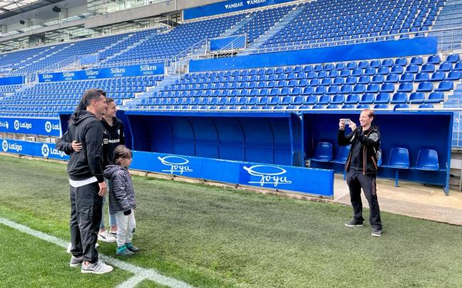 Aficionados del Alavés visitan Mendizorrotza. Foto: Ayuntamiento de Gasteiz