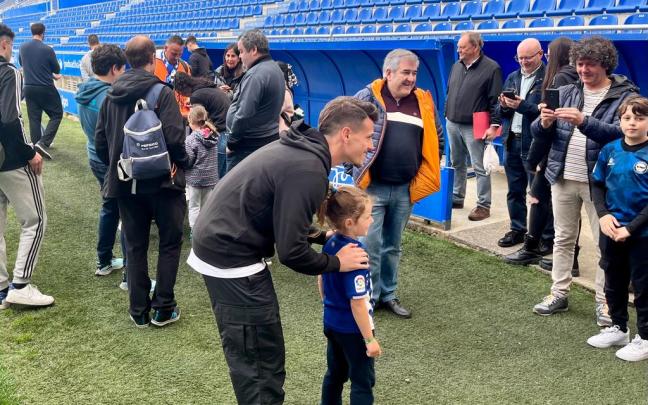 Aficionados del Alavés visitan Mendizorrotza. Foto: Ayuntamiento de Gasteiz