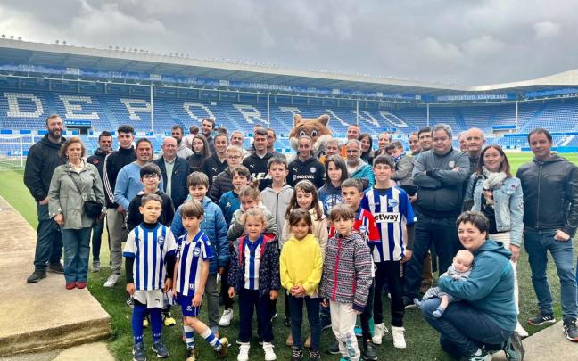Aficionados del Alavés visitan Mendizorrotza. Foto: Ayuntamiento de Gasteiz