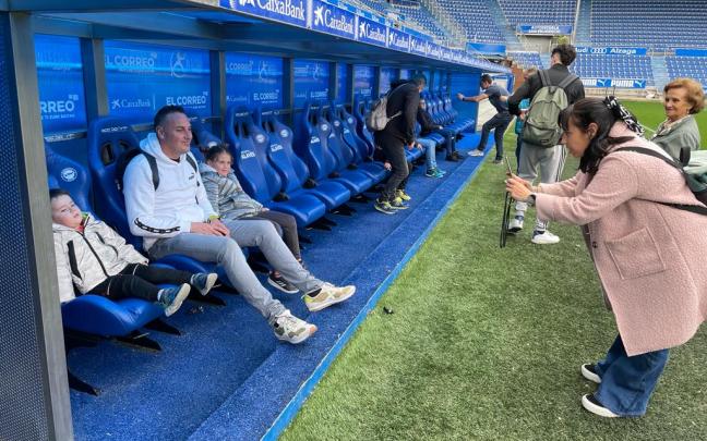 Aficionados del Alavés visitan Mendizorrotza. Foto: Ayuntamiento de Gasteiz