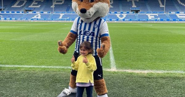 Aficionados del Alavés visitan Mendizorrotza. Foto: Ayuntamiento de Gasteiz