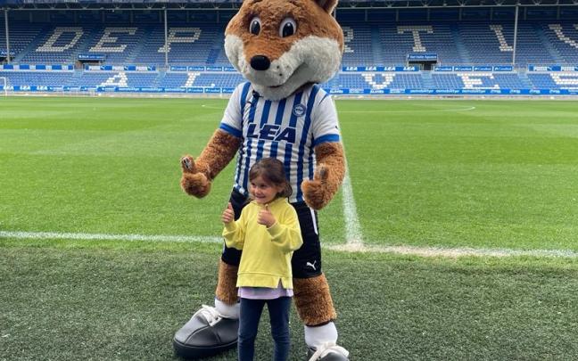 Aficionados del Alavés visitan Mendizorrotza. Foto: Ayuntamiento de Gasteiz