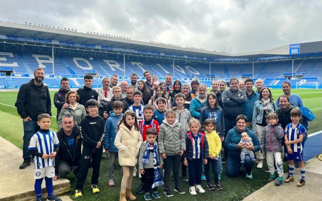 Aficionados del Alavés visitan Mendizorrotza. Foto: Ayuntamiento de Gasteiz