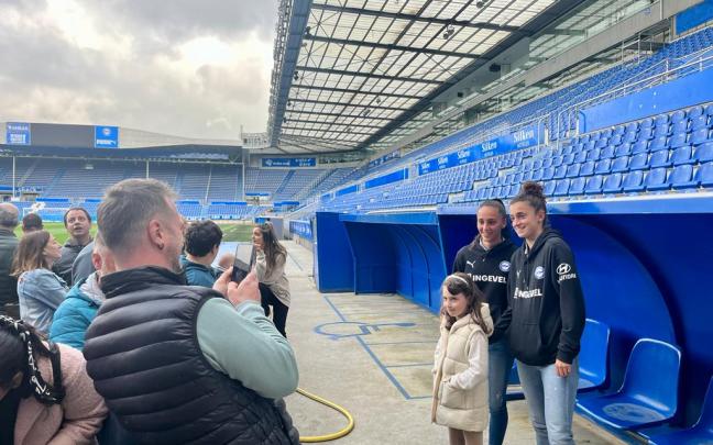 Aficionados del Alavés visitan Mendizorrotza. Foto: Ayuntamiento de Gasteiz