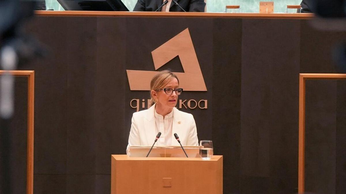 La diputada general de Gipuzkoa, Eider Mendoza, durante su intervención en el pleno de política general. Ruben Plaza