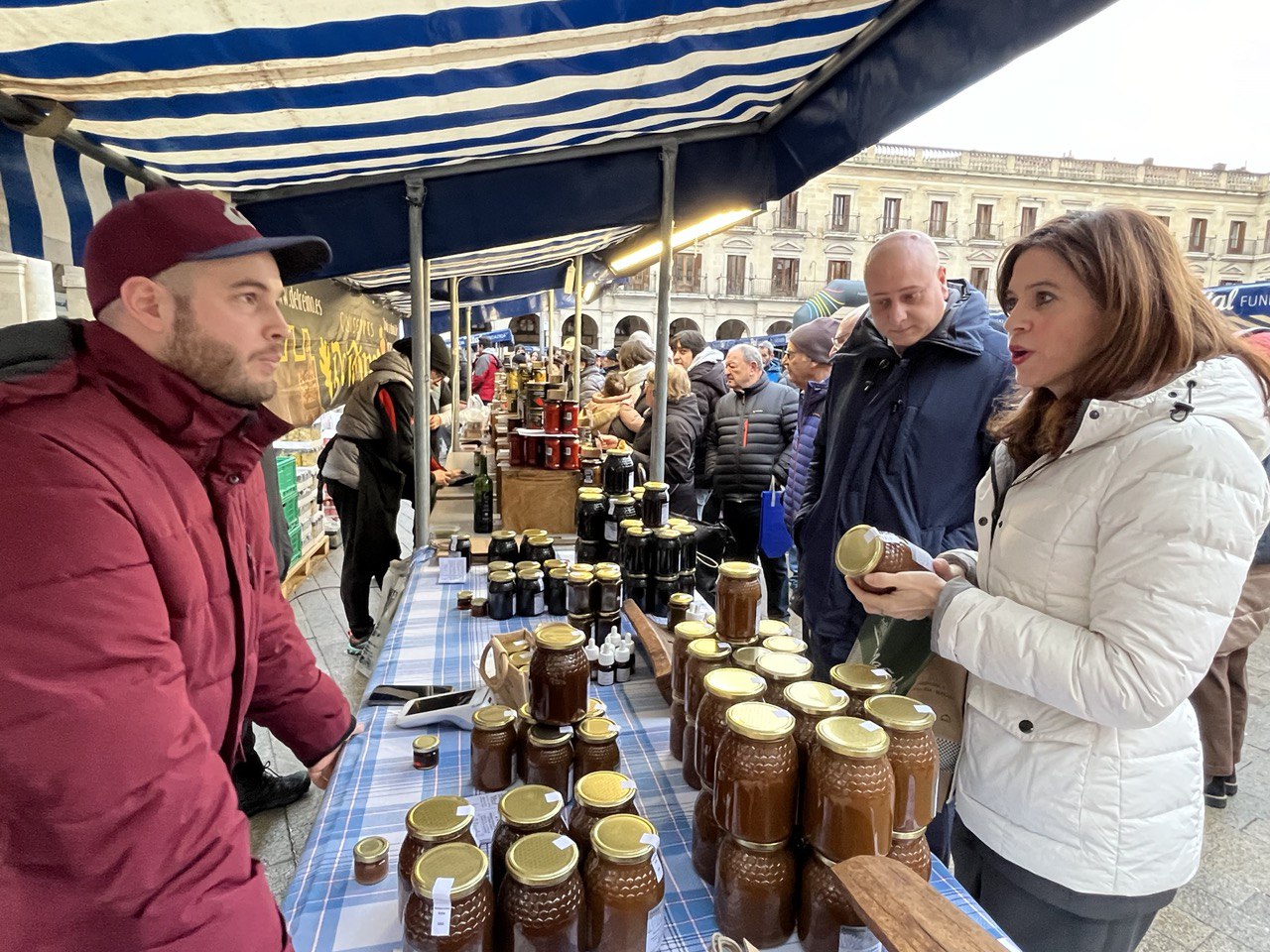 La alcaldesa de Gasteiz, Maider Etxebarria, visita uno de los puestos. La alcaldesa de Gasteiz, Maider Etxebarria, visita uno de los puestos.