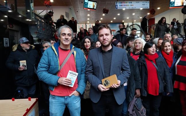 Borja Aguirre, miembro de la asociación Zubietxe y Álvaro Pérez, concejal delegado del Área de Salud y Consumo del Ayuntamiento de Bilbao