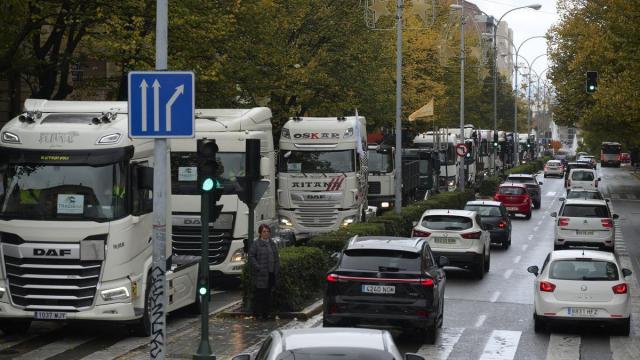 Transportistas circulan con sus camiones por el centro de Pamplona. Iñaki Porto