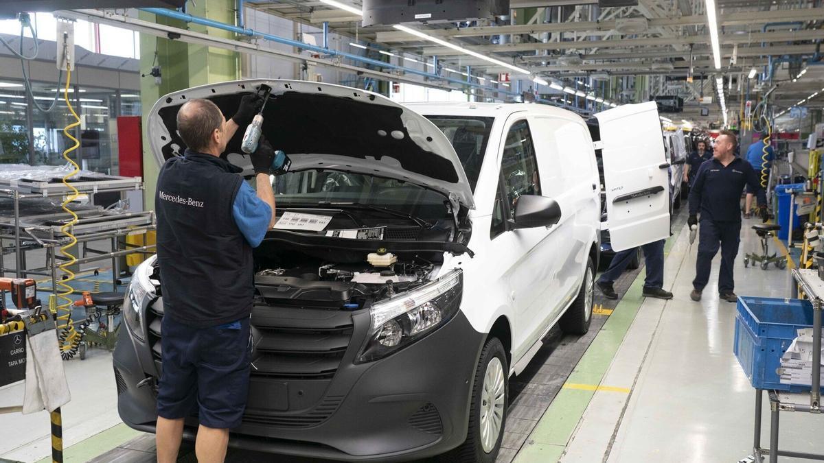 Trabajadores en una de las líneas de trabajo de Mercedes-Benz Vitoria DNA