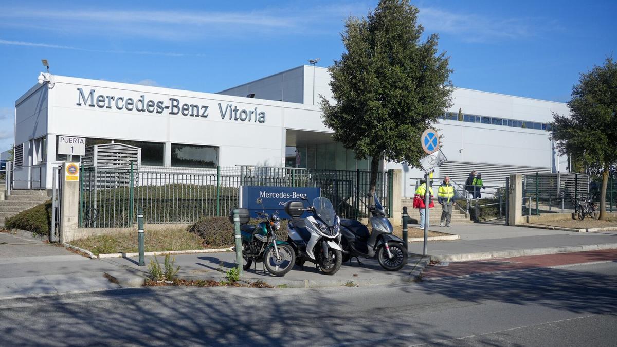 Imagen de archivo de uno de los accesos a la planta de Mercedes en Vitoria. Jorge Muñoz