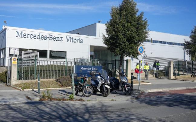 Imagen de archivo de uno de los accesos a la planta de Mercedes en Vitoria. Jorge Muñoz