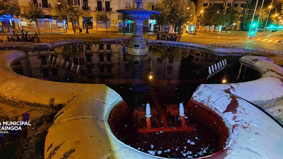 La fuente de Merindades, teñida de rojo. Foto: Policía Municipal de Pamplona