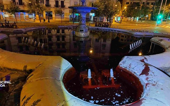 La fuente de Merindades, teñida de rojo. Foto: Policía Municipal de Pamplona