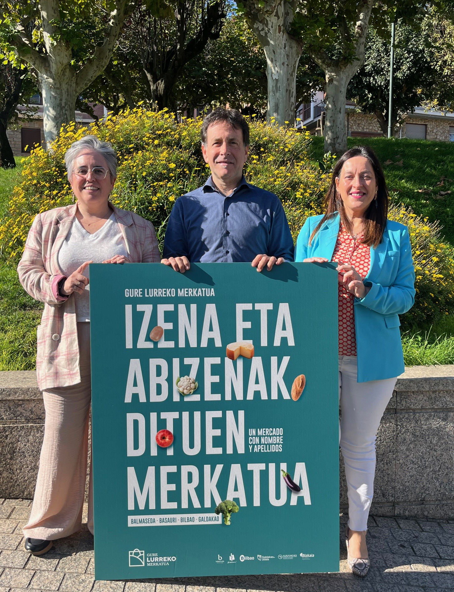 Asier Iragorri, alcalde de Basauri, Isabel Cadaval, concejala de Comercio, y Olatz Urkiza, presidenta de Gorbeialde durante la presentación de Gure Lurreko Merkatua Asier Iragorri, alcalde de Basauri, Isabel Cadaval, concejala de Comercio, y Olatz Urkiza, presidenta de Gorbeialde durante la presentación de Gure Lurreko Merkatua