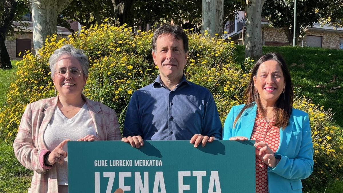 Asier Iragorri, alcalde de Basauri, Isabel Cadaval, concejala de Comercio, y Olatz Urkiza, presidenta de Gorbeialde durante la presentación de Gure Lurreko Merkatua