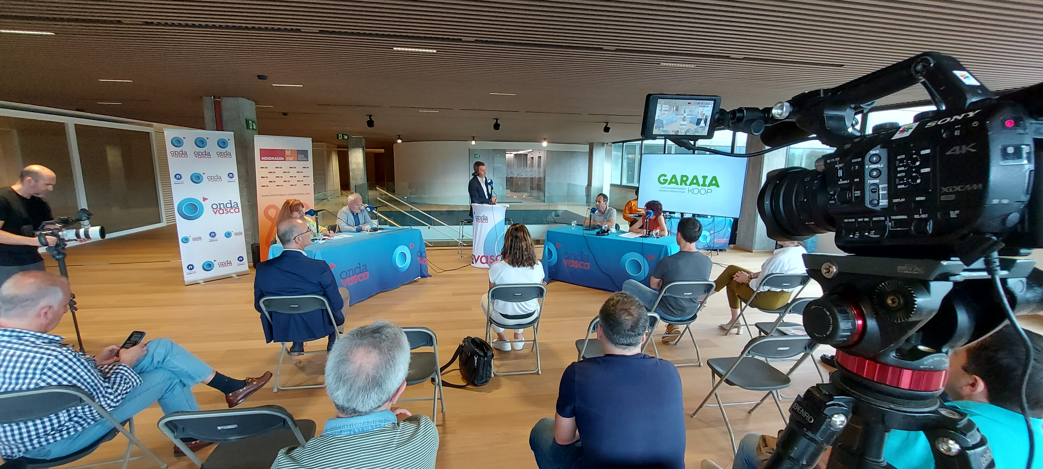 Participantes en la mesa redonda sobre el modelo cooperativo de Onda Vasca