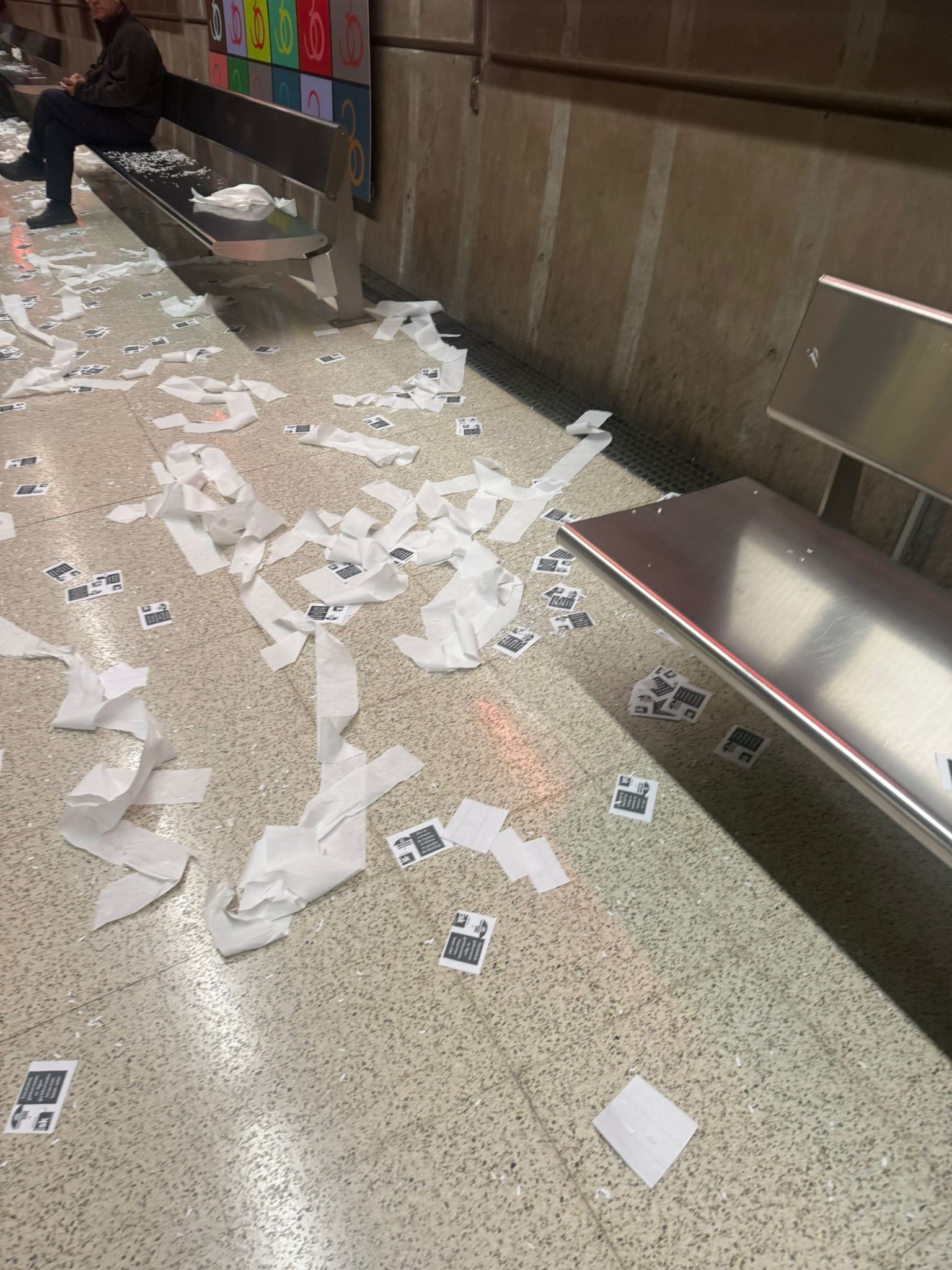 Pasquines arrojados en la estación de Moyua de Bilbao reclamando la renovación del convenio de limpieza en Bizkaia. OV