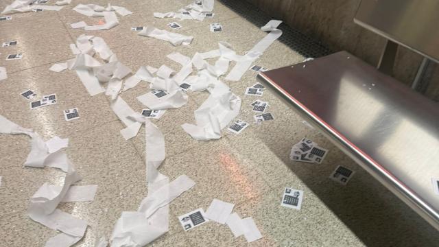 Pasquines arrojados en la estación de Moyua de Bilbao reclamando la renovación del convenio de limpieza en Bizkaia. OV