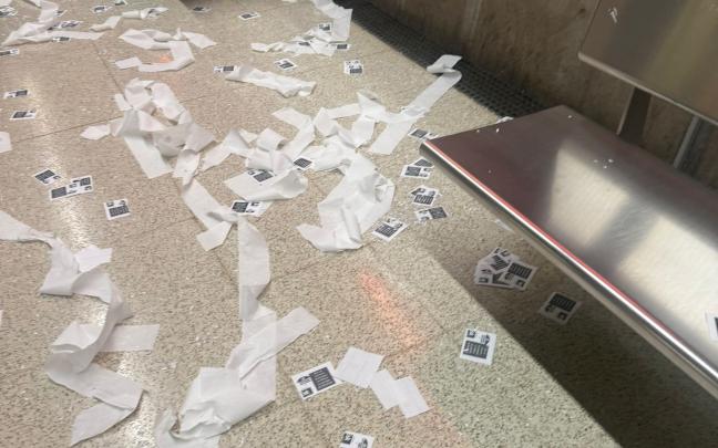 Pasquines arrojados en la estación de Moyua de Bilbao reclamando la renovación del convenio de limpieza en Bizkaia. OV