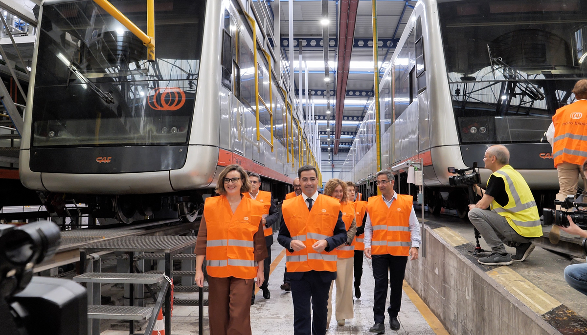 Imanol Pradales y Elixabete Etxanobe visitan los taller de Metro Bilbao 