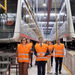 Imanol Pradales y Elixabete Etxanobe visitan los taller de Metro Bilbao 