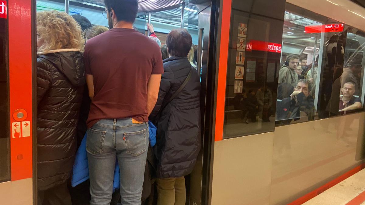 Vagones llenos por los retrasos hoy en Metro Bilbao| ONDA VASCA