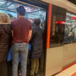 Imagen de un tren de Metro Bilbao en hora punta | Onda Vasca