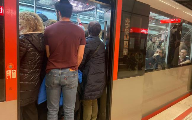 Imagen de archivo de los viajeros en una unidad de Metro Bilbao | ONDA VASCA