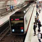 Varios pasajeros esperan la llegada de un convoy de Metro Bilbao / Oskar Gonzalez