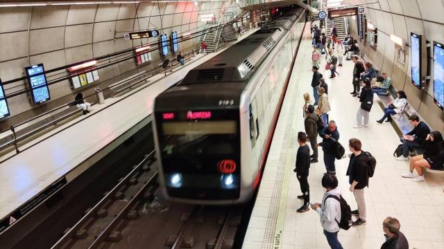 Varios pasajeros esperan la llegada de un convoy de Metro Bilbao / Oskar Gonzalez