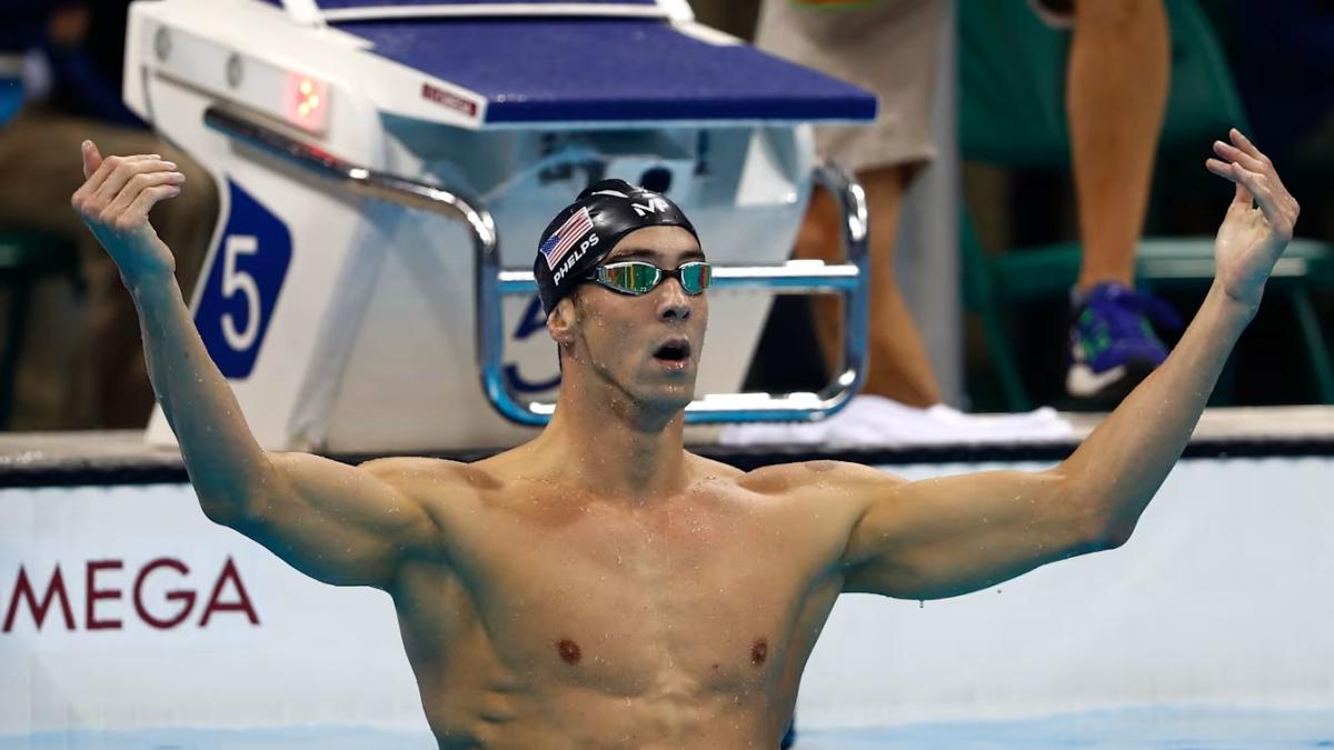 El nadador estadounidense Michael Phelps en una piscina