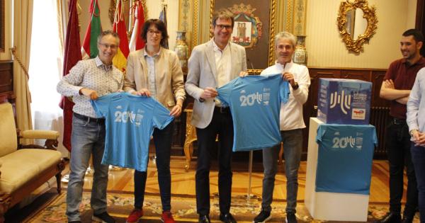 Presentación de la camiseta de este año del Vitoria-Gasteiz Maratón Martín Fiz. Fotos: Ayuntamiento de Gasteiz