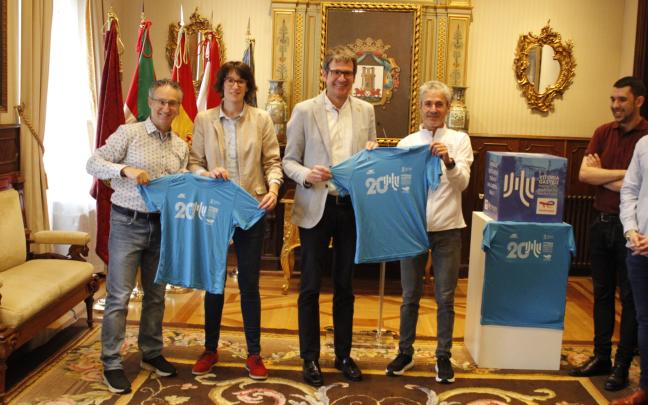 Presentación de la camiseta de este año del Vitoria-Gasteiz Maratón Martín Fiz. Fotos: Ayuntamiento de Gasteiz