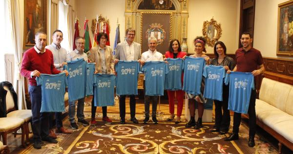 Presentación de la camiseta de este año del Vitoria-Gasteiz Maratón Martín Fiz. Fotos: Ayuntamiento de Gasteiz