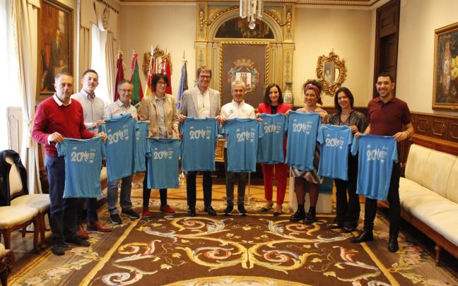 Presentación de la camiseta de este año del Vitoria-Gasteiz Maratón Martín Fiz. Fotos: Ayuntamiento de Gasteiz