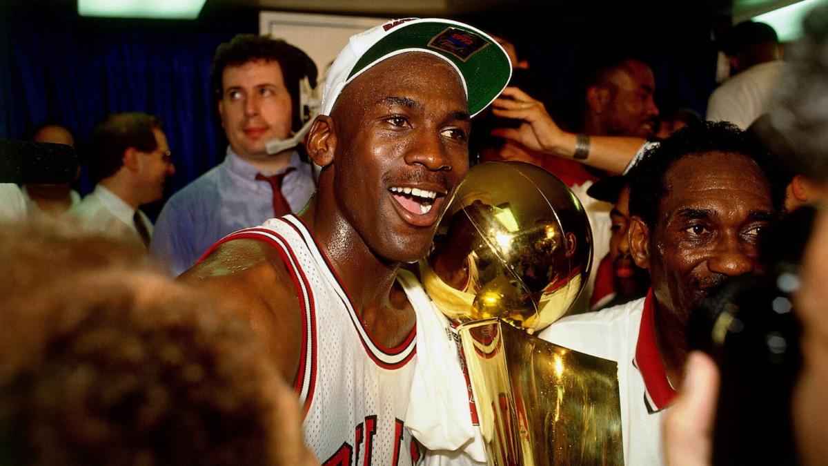 Michael Jordan con un trofeo. NBA