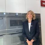 Sandra Gardiazabal nos muestra los hornos y microondas que podemos encontrar en el MIELE Experience Center en Bilbao | ONDA VASCA