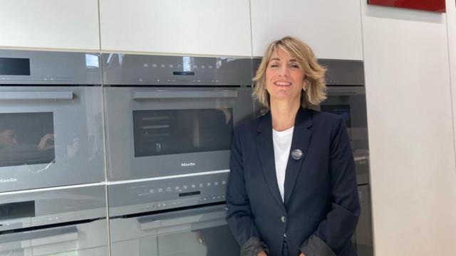 Sandra Gardiazabal nos muestra los hornos y microondas que podemos encontrar en el MIELE Experience Center en Bilbao | ONDA VASCA
