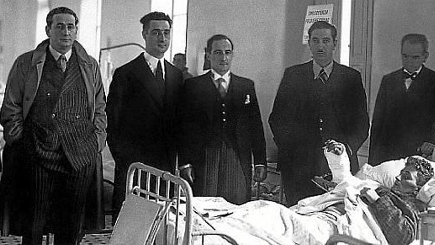 Miembros del Gobierno vasco y el alcalde de Bilbao, visitan a heridos de guerra en el hospital de Basurto