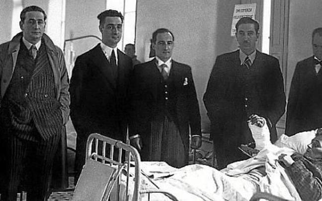 Miembros del Gobierno vasco y el alcalde de Bilbao, visitan a heridos de guerra en el hospital de Basurto