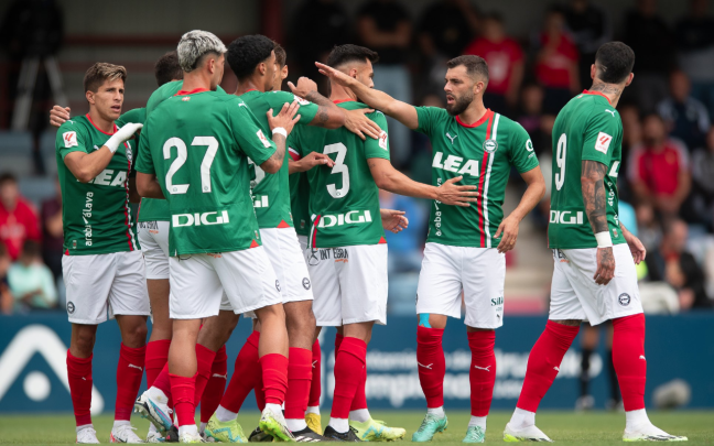 Los jugadores gasteiztarras celebran uno de los goles marcados esta mañana en Tajonar. FOTO: Deportivo Alavés