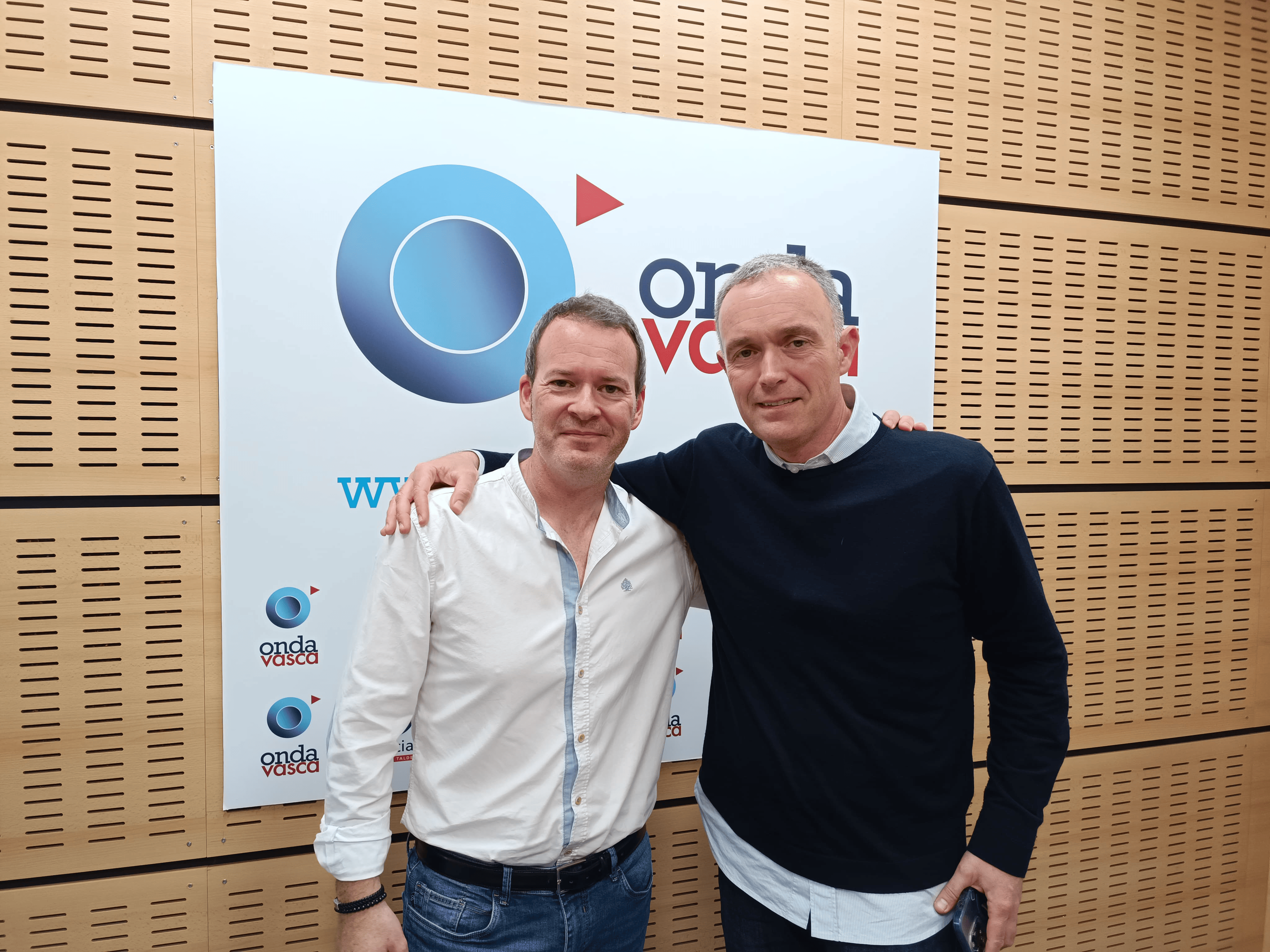 Mikel Ayestaran con Txema Gutiérrez en los estudios de ONDA VASCA