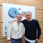 Mikel Ayestaran con Txema Gutiérrez en los estudios de ONDA VASCA