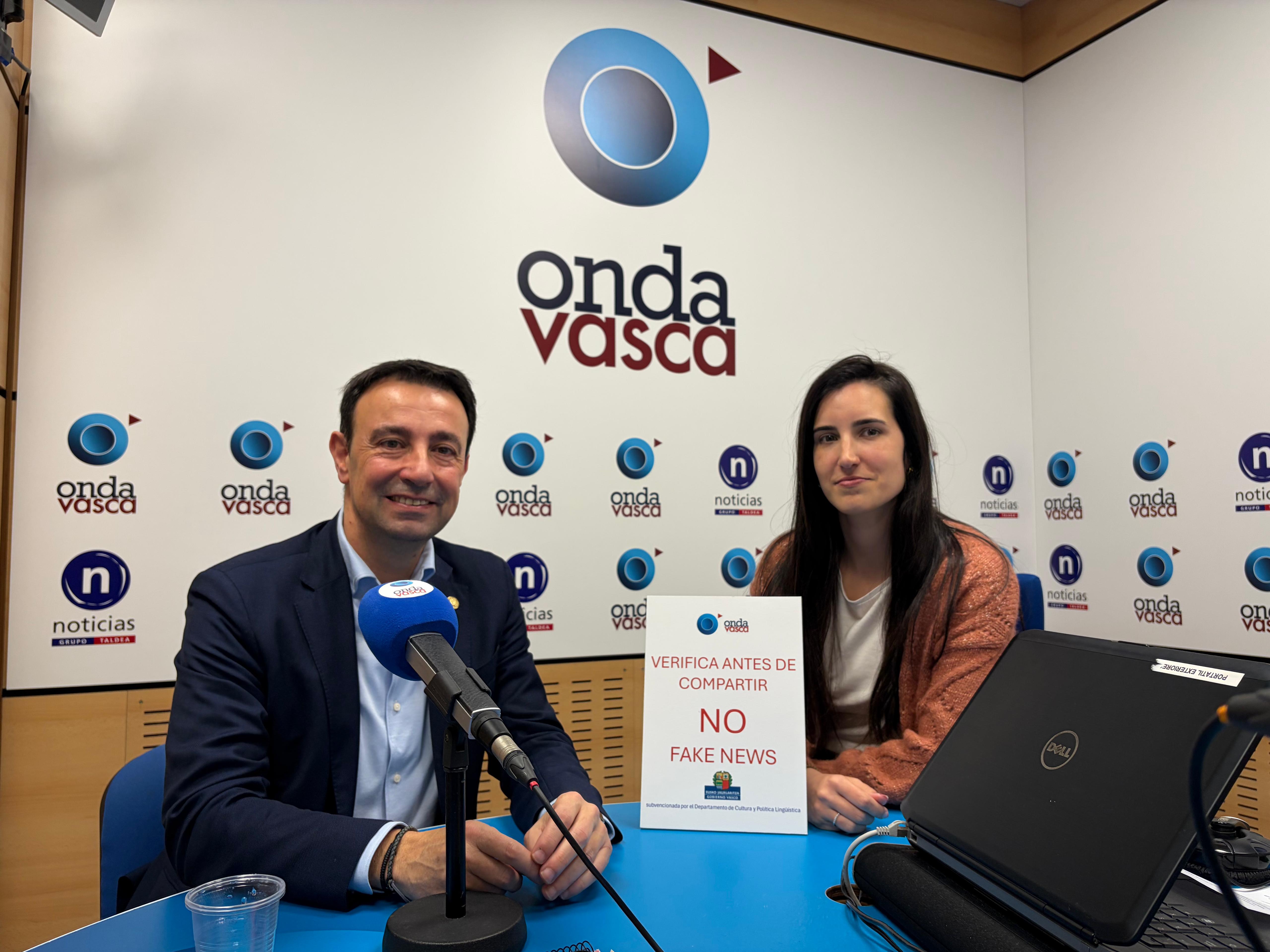 Mikel Torres con Iranzu Calvo en los estudios de ONDA VASCA