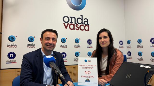 Mikel Torres con Iranzu Calvo en los estudios de ONDA VASCA